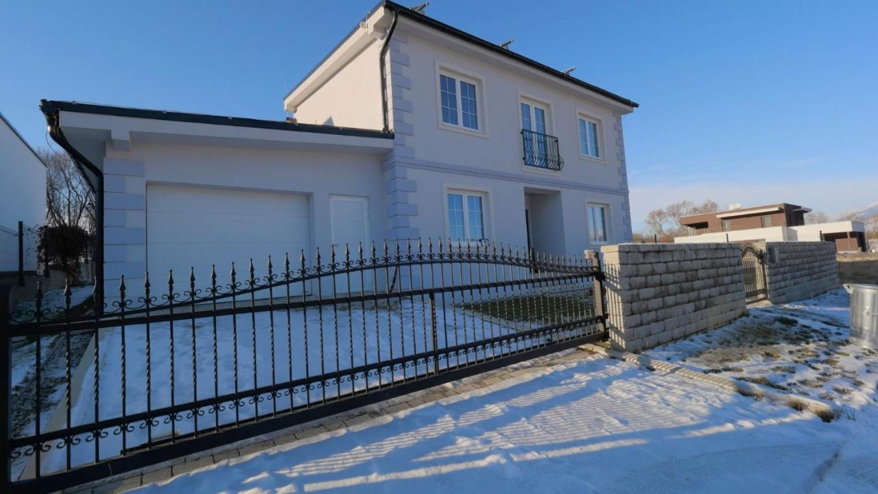 Вилла Apartmanovy Dom S Virivkou, Pod Secnom, Liptovsky Jan Липтовски-Микулаш Экстерьер фото